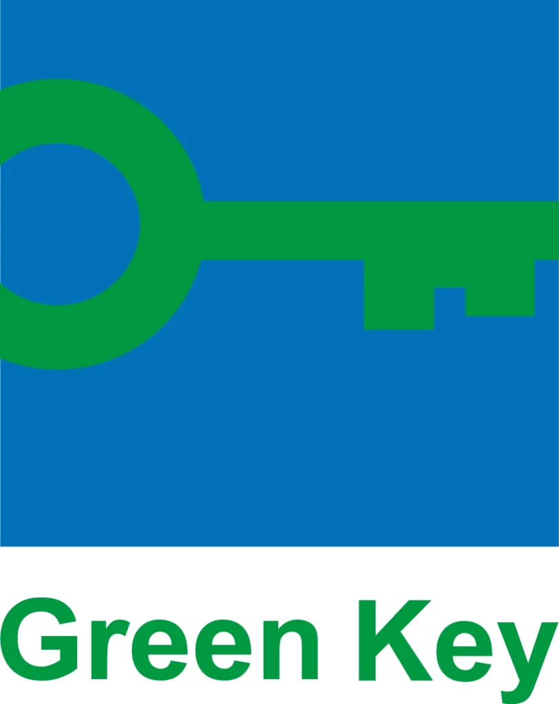 Nell'immagine il logo della certificazione Green Key costituito da una chiave verde stilizzata su sfondo blu e la scritta "Green Key" su sfondo bianco nella parte bassa dell'immagine.